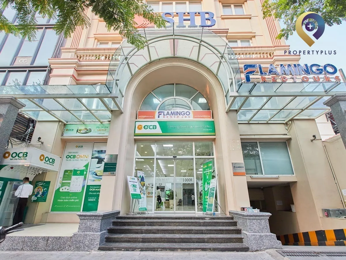 Cửa chính và mái che lối vào tòa nhà Nam Long
